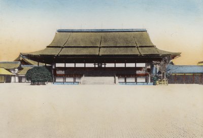 Japan, ca. 1912: Shishinden Hal in het Kyoto Paleis, gebruikt voor nieuwjaarsontvangst en andere grote ceremonies; De kroning van de huidige keizer vond hier plaats in 1868, Kyoto door Photographer Japanese