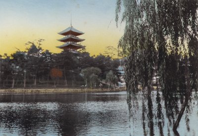 Japan, ca. 1912: Uitzicht op de pagode in Nara vanaf Sarusawa-vijver door Photographer Japanese
