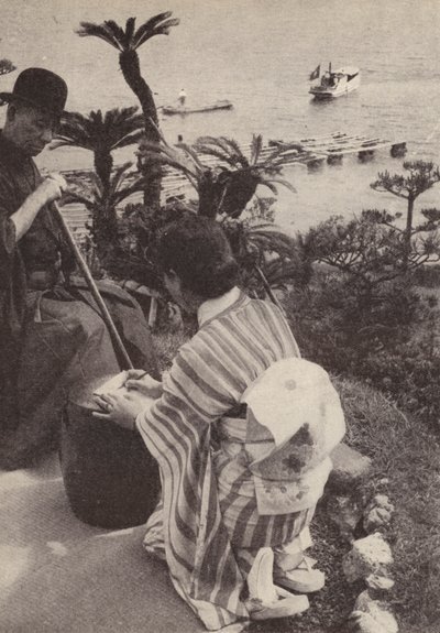 Japanse zakenman en zijn secretaresse die steno notities maken (zwart-wit foto) door Photographer Japanese