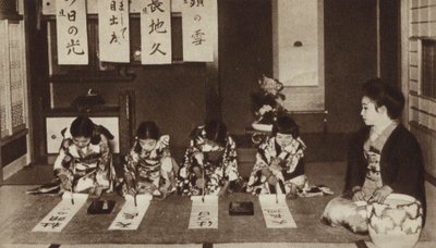 Japanse schoolmeisjes schrijven met penselen in een kleuterklas door Photographer Japanese