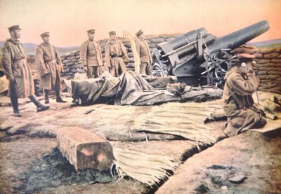 Japanse belegeringskanon in actie tegen het Duitse fort van Tsingtao aan de Chinese kust door Photographer Japanese