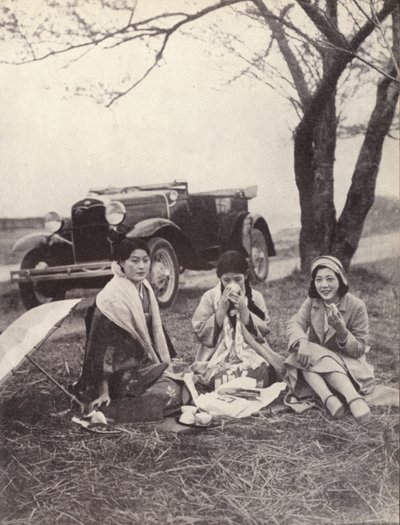 Japanse vrouwen bij een picknick in westerse kleding door Photographer Japanese