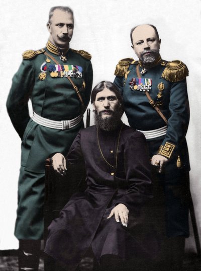 Grigory (Grigory) lefimovich Novykh, bekend als Rasputin (Rasputin) (1869-1916) met Kapitein von Lohman, en Prins Kolonel Putyatin. (Van links naar rechts: Prins Mikhail Putyatin, Grigory Rasputin en Kolonel D Loman) door Photographer Russian