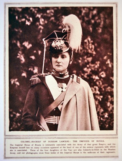 De keizerin van Rusland in het uniform van de kolonel-in-chief van de Russische lansiers door Photographer Russian