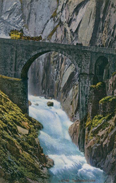 Een koets steekt de Teufelsbrucke over de Schollenenkloof in Zwitserland over. Ansichtkaart verzonden in 1913. door Photographer Swiss