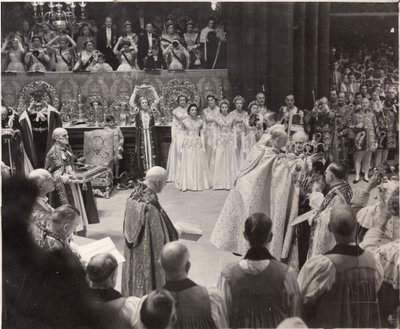 Hertogin Mary, met haar kroon omhoog, brengt eerbetoon aan Koningin Elizabeth II bij de Kroning door Blaise Nicolas Le Sueur
