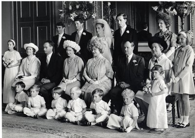 Groepsfoto van het huwelijk van Lord Hartington en Amanda met HM de Koningin en de Koningin Moeder, 28 juni 1967 door Blaise Nicolas Le Sueur