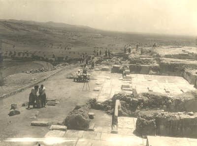 Uitzicht op opgravingen van het Phaistos-paleis, Italiaanse archeologische missie geleid door Luigi Pernier en Federico Halbherr, Kreta, Griekenland door Blaise Nicolas Le Sueur