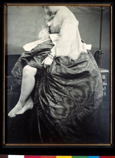 Gravin Verasis de Castiglione, geboren Virginia Oldoini, zittend op een tafel. De gravin tilt haar jurk op om haar benen en voeten te ontbloten. Zilvergelatinetest door Louis Pierson (1822-1913) 1863 door Pierre Louis Pierson