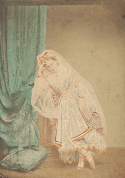 La Comtesse in piqué jurk of als Judith door Pierre Louis Pierson