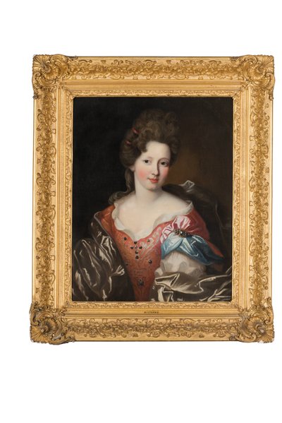 Portret van Madame Valentinous, halflang, in een rood geborduurde jurk met een blauwe en grijze omslag door Pierre Mignard