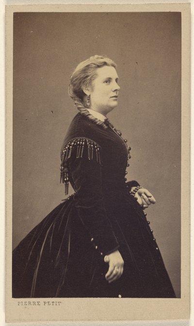 [Ongeïdentificeerde vrouw in donkere jurk, staand, in profiel]. door Pierre Petit