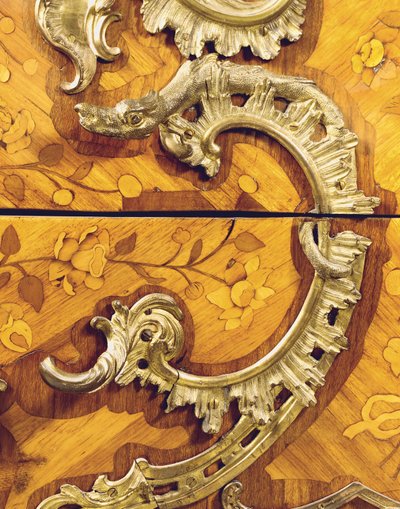 Detail van een Louis XV commode, verkocht door Adrien Delorme door Pierre Roussel