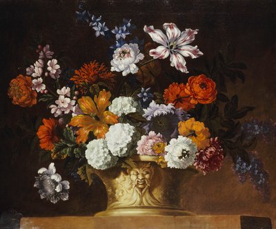 Tulpen, sneeuwballen en andere bloemen in een gebeeldhouwde urn op een richel door Pieter Casteels