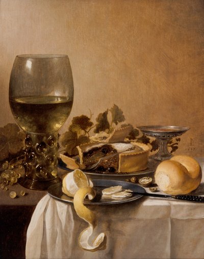 Een grote Roemer, een zilveren schaal, een taart door Pieter Claesz