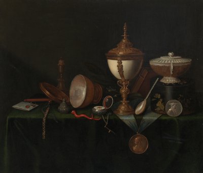 Stilleven met Struisvogeleibeker en de Whitfield-erfstukken door Pieter Gerritsz van Roestraeten