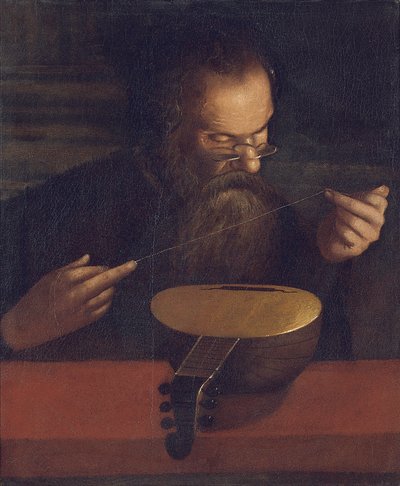 Een oude man die een luit spant door Pietro (circle of) Paolini