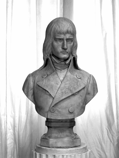 Buste van Napoleon Bonaparte als jonge generaal van het Italiaanse leger in 1794. 1888. Marmeren beeldhouwwerk door Pietro Fumeo. Milaan, Museo del Risorgimento. door Pietro Fumeo