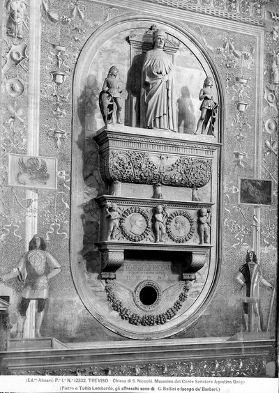Diagonale aanblik van het Mausoleum van Graaf Senator Agostino Onigo in de Kerk van S. Niccolò in Treviso door Pietro Lombardo