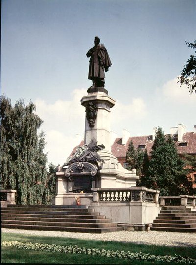 Standbeeld van Adam Mickiewicz (1798-1855) opgericht in 1898 door Polish School