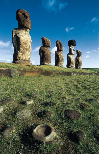Moai-standbeelden, Rapa Nui Nationaal Park, Paaseiland, Chili door Polynesian Polynesian