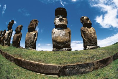 Moai-standbeelden, Rapa Nui Nationaal Park, Paaseiland, Chili door Polynesian Polynesian