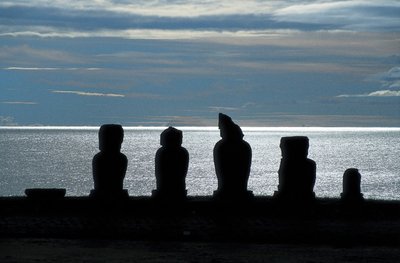 Moai beelden, Rapa Nui Nationaal Park, Paaseiland, Chili door Polynesian Polynesian