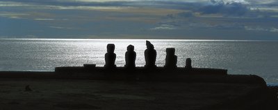 Moai-standbeelden, Rapa Nui Nationaal Park op Paaseiland, Chili door Polynesian Polynesian