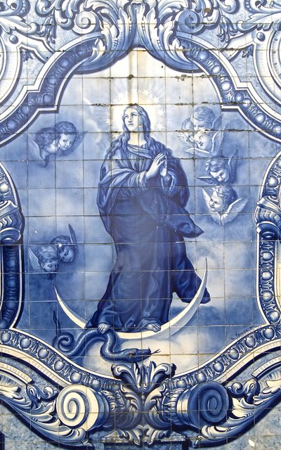 (detail) van een decoratief paneel met de Maagd Maria die de slang verplettert, Lamego, Portugal. 1738 door Portuguese School