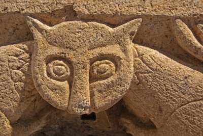 Detail van een zoomorfisch kapiteel van een van de originele kolommen door Portuguese School