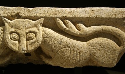 Detail van een zoomorfisch kapiteel van een van de originele kolommen door Portuguese School