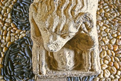 Leeuw die een man eet, voet van het sarcofaag van D. Afonso Pires, voormalig bisschop van Porto, Lamego, Portugal c.1372 door Portuguese School