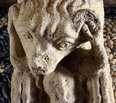 Leeuw die een man eet, voet van de sarcofaag van D. Afonso Pires, voormalig bisschop van Porto, Lamego, Portugal ca. 1372 door Portuguese School