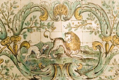 Majolica tegels die een hond tonen die een leeuw achtervolgt, uit De Jachtkamer in Palacio da Praia, Belem, ca.1680 (keramiek) door Portuguese School