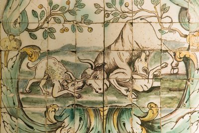 Majolica tegels die honden tonen die een stier aanvallen, uit De Jachtkamer in Palacio da Praia, Belem, ca.1680 (keramiek) door Portuguese School