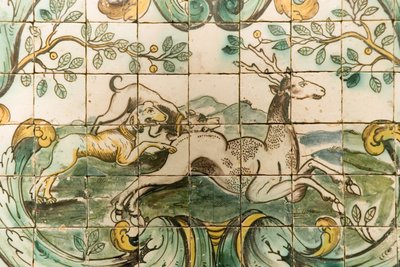 Majolica tegels die honden tonen die een hert achtervolgen, uit De Jachtkamer in Palacio da Praia, Belem, ca.1680 (keramiek) door Portuguese School