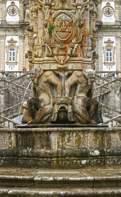 Mythische atlanten aan de voet van een obelisk, Lamego, Portugal. 1738 door Portuguese School