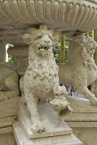 Mythische gehoornde leeuw atlanten aan de voet van een fontein, Quinta da Regalia, Sintra, Portugal c.1915 door Portuguese School