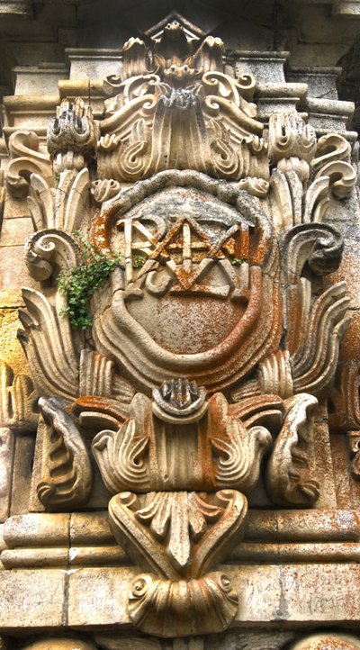 Zuidzijde van de Santuário de Nossa Senhora dos Remédios obelisk, Lamego, Portugal. 1738 door Portuguese School