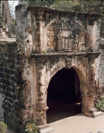 Zicht op de poort van het Fortaleza fort door Portuguese School
