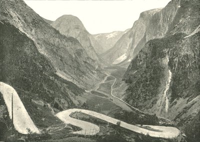 De Zig-Zag weg en Watervallen, Stalheim, Noorwegen door Poulton and Co
