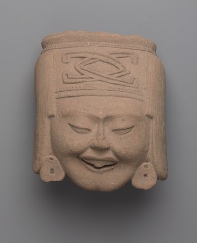 Hoofd van een lachende vrouw, Totonac door Pre Columbian