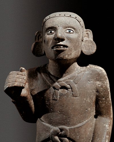 Pre-Columbiaanse beschaving: beeldhouwwerk van een Azteekse priester door Pre Columbian