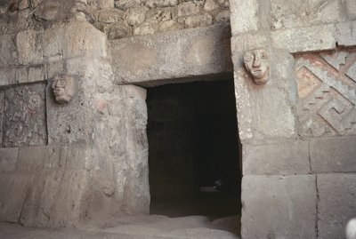 Een deur met gebeeldhouwde hoofden, Late Post-Klassieke Periode door Pre Columbian