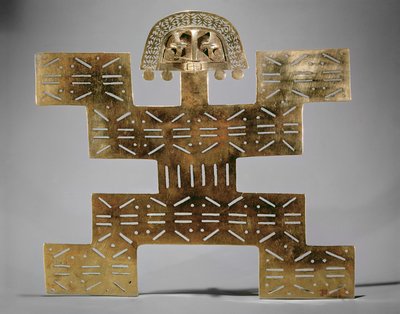 Gegoten Tumbaga borstplaat, van Huaca del Dragon, Caldas, Colombia, Tolima stijl door Pre Columbian