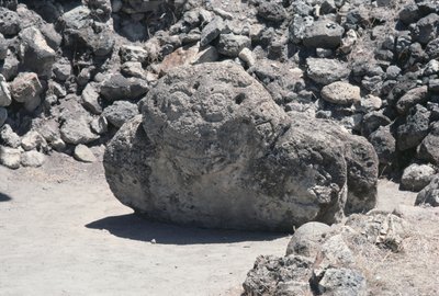 Steenbeeldhouwwerk van een gezicht, Late Post-Klassieke Periode door Pre Columbian