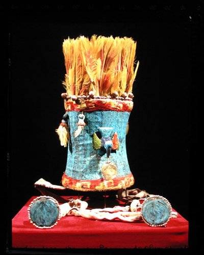 Gevederde hoofdtooi en oorbellen, uit Chancay, Peru door Pre Columbian Pre Columbian