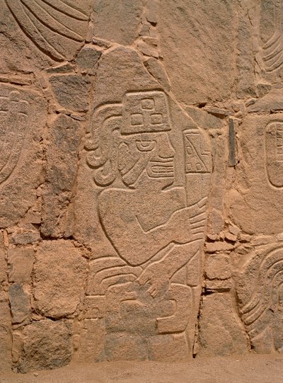 Figuur van een krijger met helm en knuppel (steen) door Pre Columbian Pre Columbian