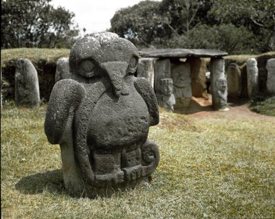 Megalithische sculptuur van een vogel die een slang vasthoudt door Pre Columbian Pre Columbian