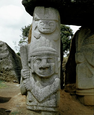 Megalithische beeldhouwwerk van een krijger door Pre Columbian Pre Columbian